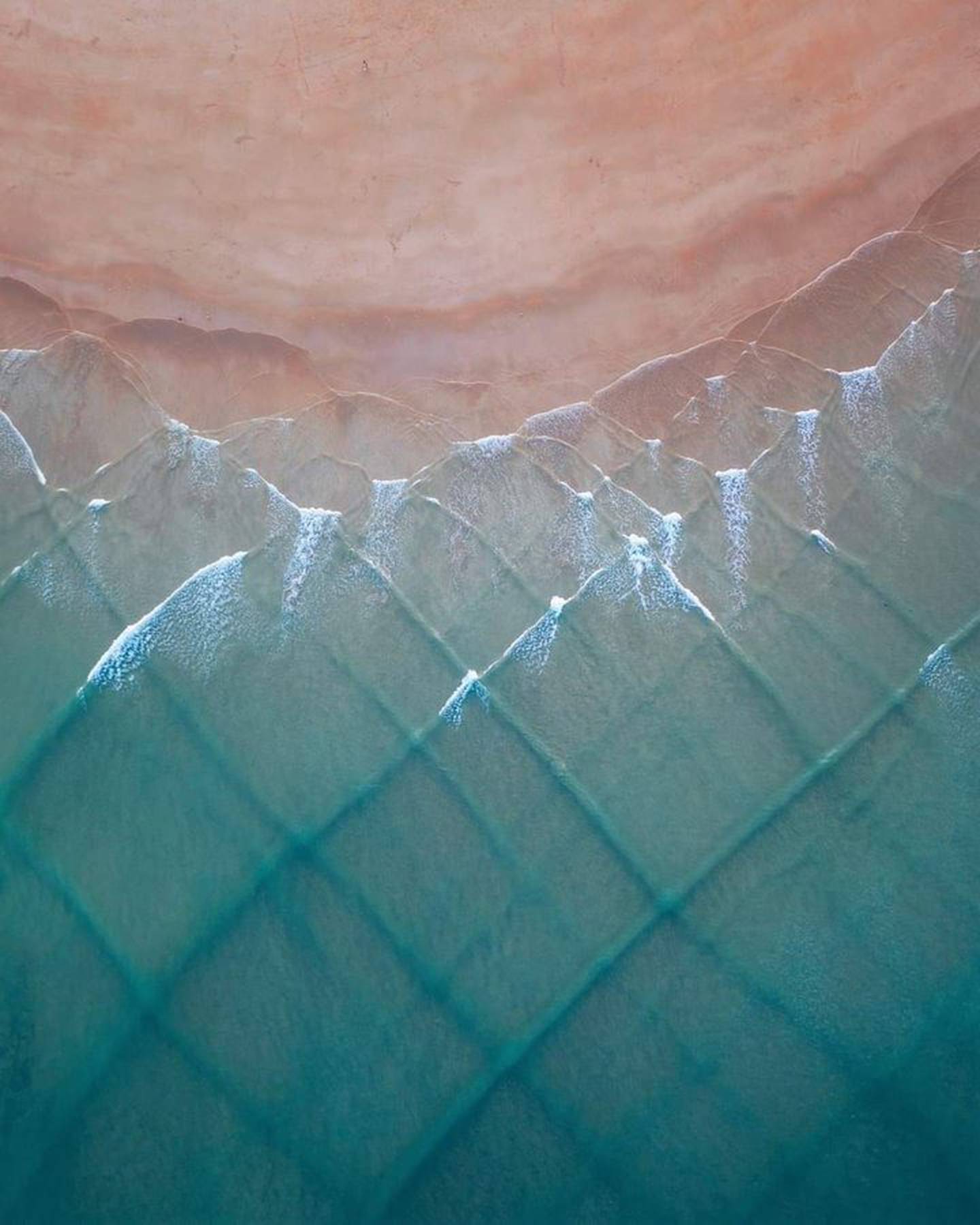 Two-dimensional wave patterns off the coast of a New Zealand island